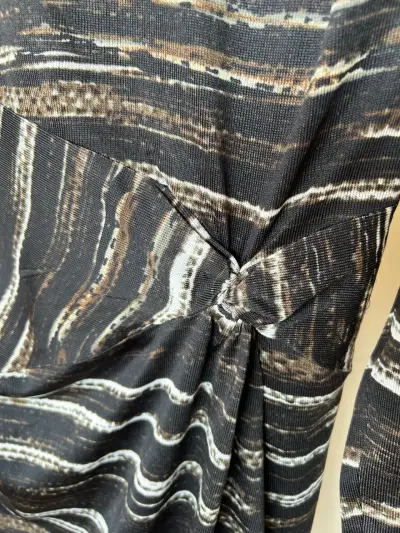 Vestido ajustado de rayas negro y beige - miniatura 4