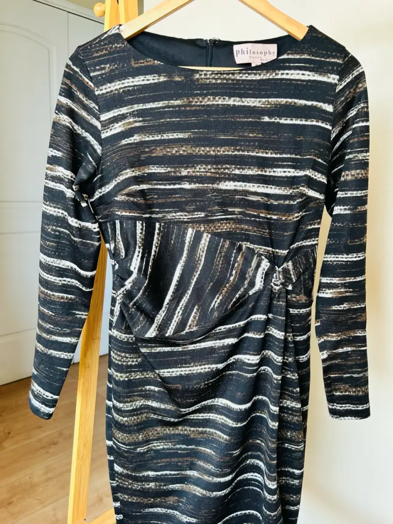 Vestido ajustado de rayas negro y beige - 5