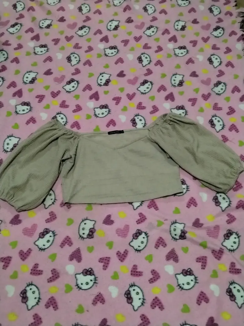 Top corto con mangas de princesa beige