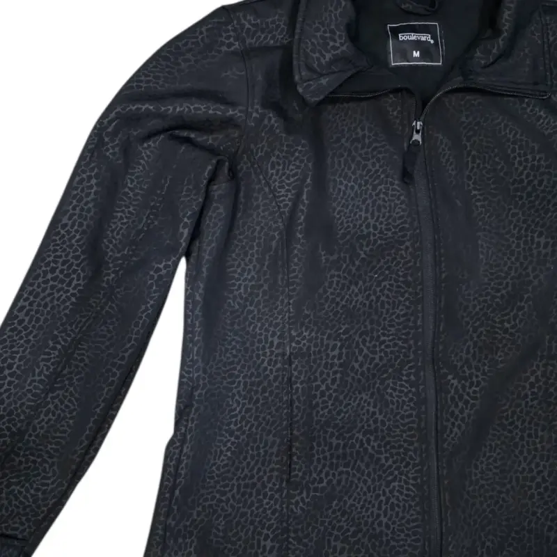 Chaqueta negra con diseño animal print - 2
