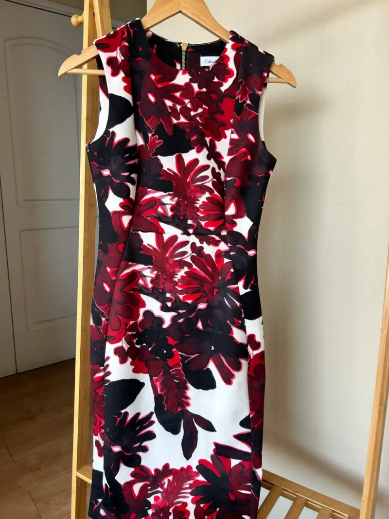 Vestido ajustado floral rojo y negro Calviño klein - 2