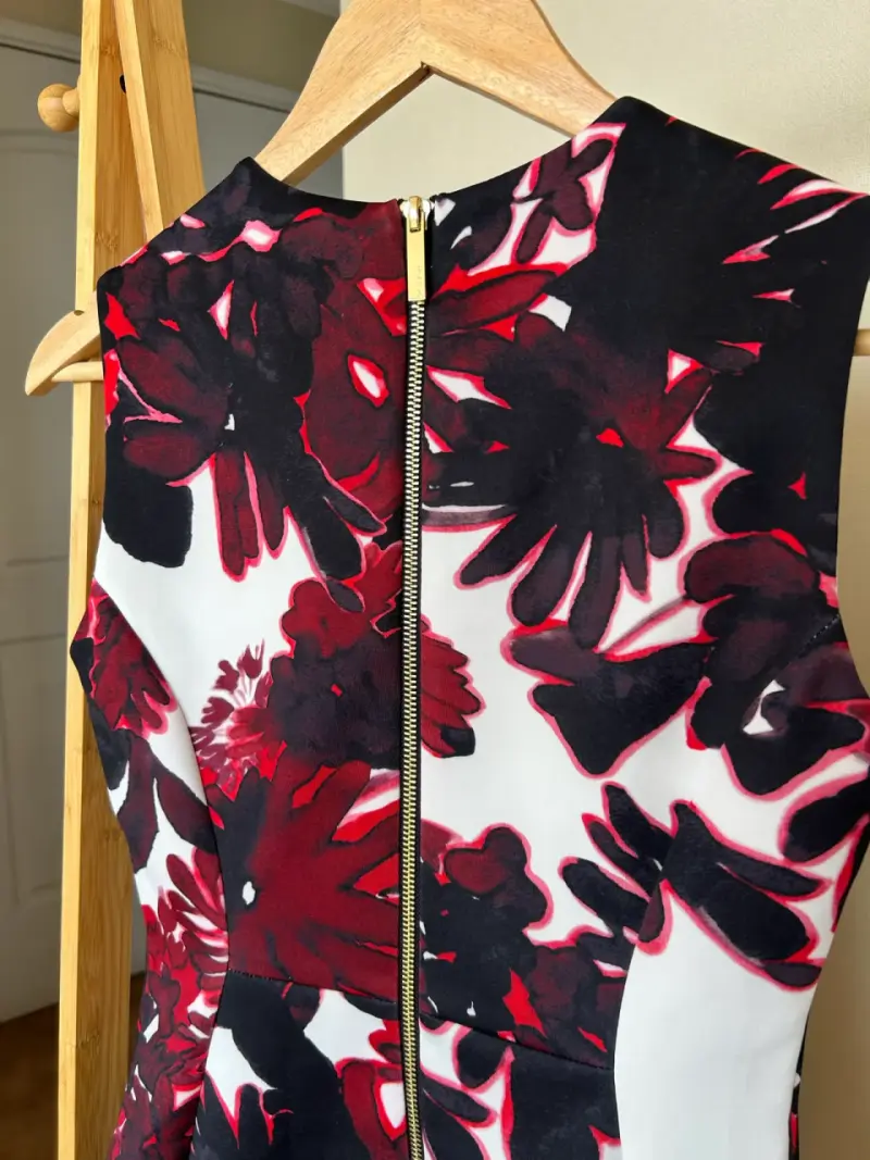 Vestido ajustado floral rojo y negro Calviño klein - 3