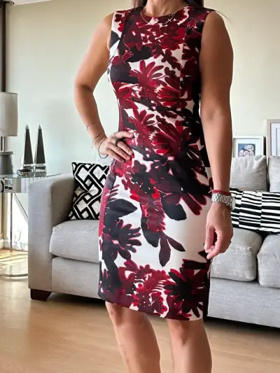 Vestido ajustado floral rojo y negro Calviño klein - miniatura 5