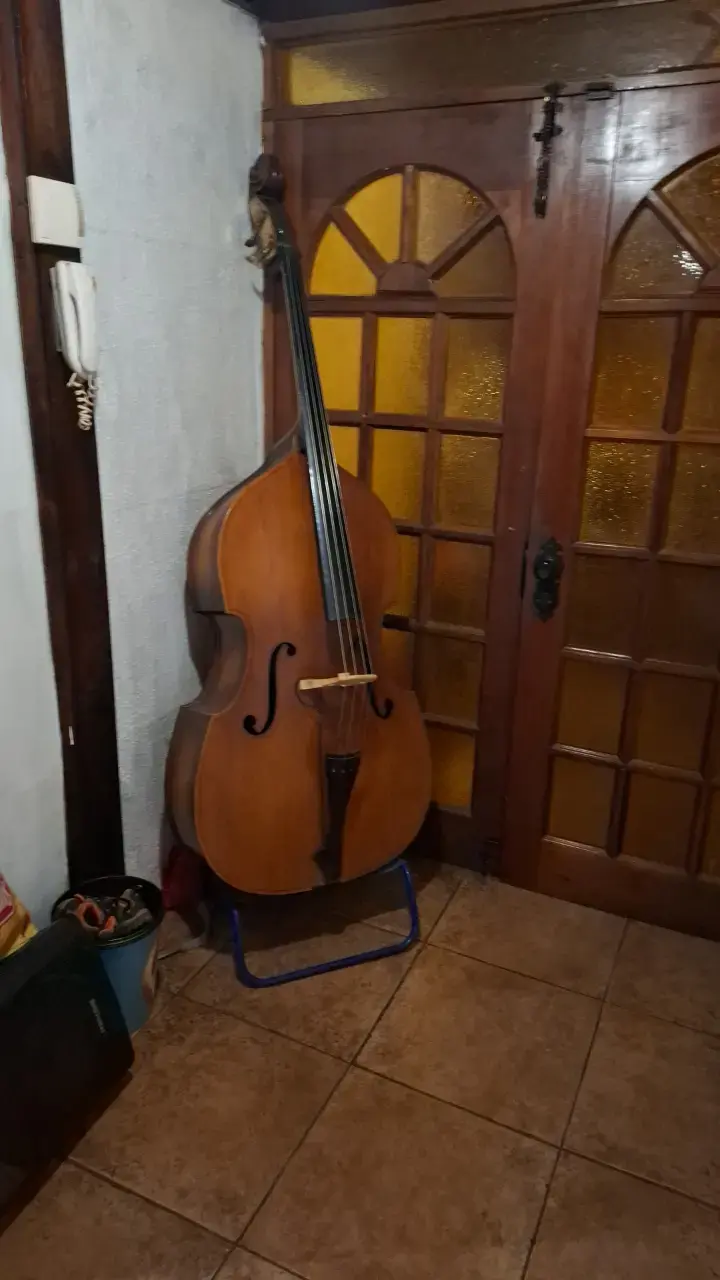 Contrabajo acústico de madera en buen estado