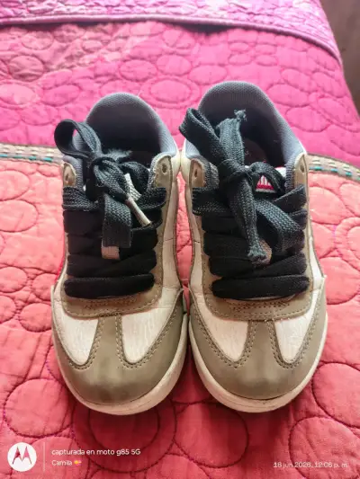 Zapatillas deportivas unisex en buen estado - miniatura 1