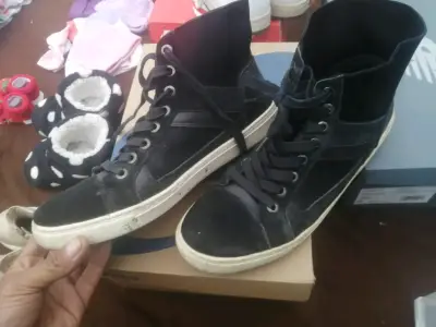 Zapatillas Guess  altas negras de gamuza - miniatura 1