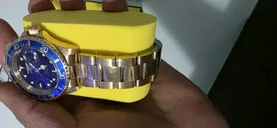 Reloj Invicta dorado con caja original - miniatura 2