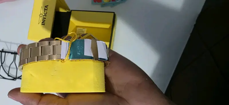Reloj Invicta dorado con caja original - 4