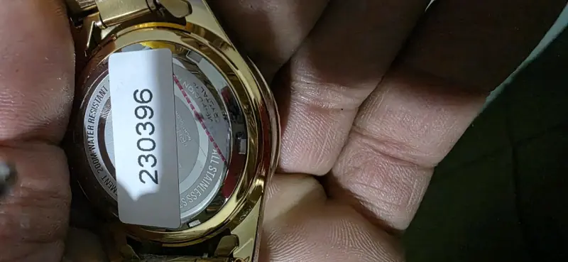Reloj Invicta dorado con caja original - 5