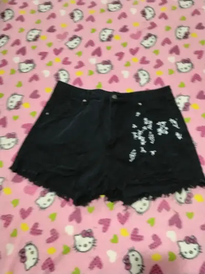 Shorts de mezclilla negros con diseño floral - miniatura 2