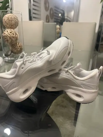 Zapatillas deportivas blancas modernas on cloud - miniatura 1