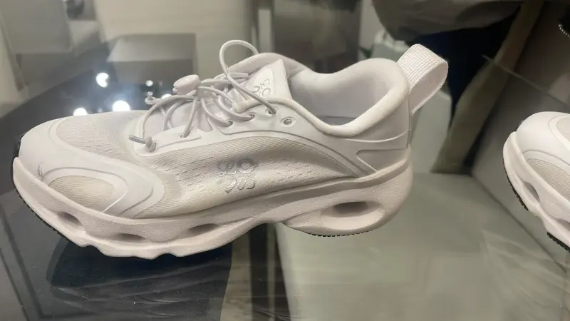 Zapatillas deportivas blancas modernas on cloud - 2
