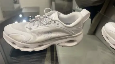 Zapatillas deportivas blancas modernas on cloud - miniatura 2
