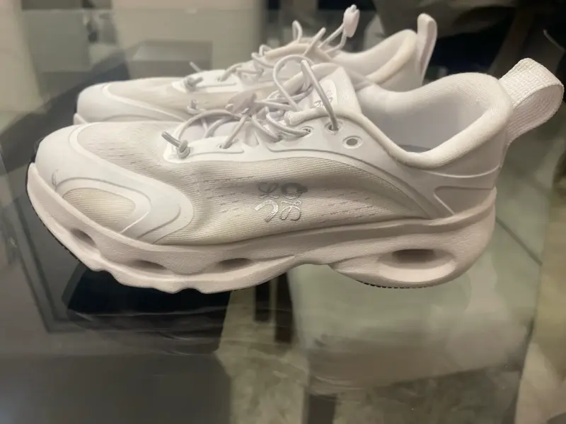 Zapatillas deportivas blancas modernas on cloud - 3