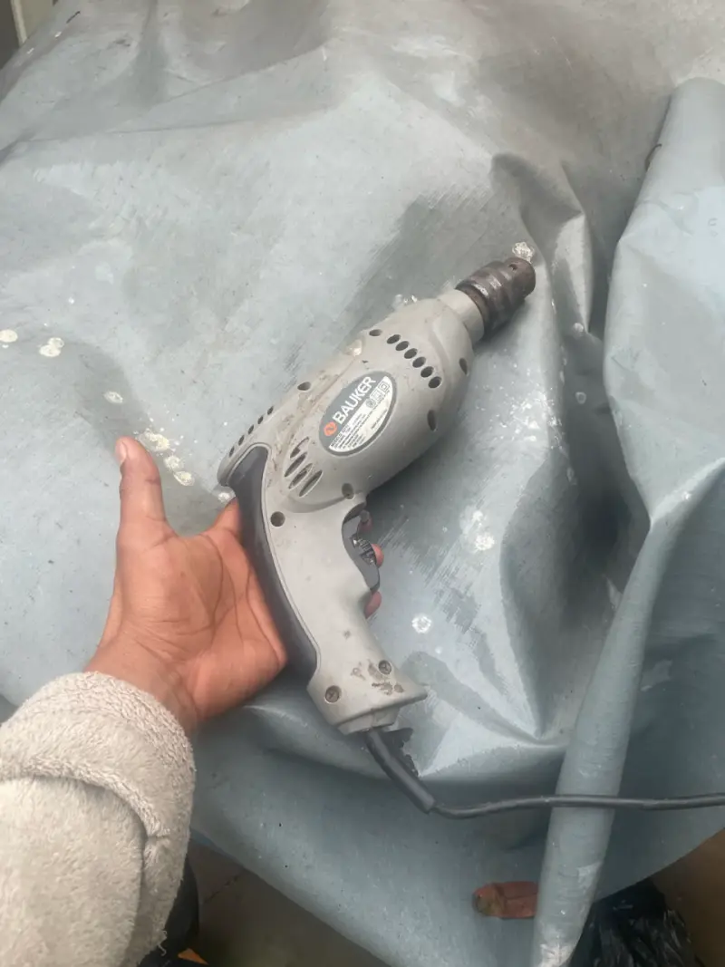 Taladro eléctrico Bauker usado en buen estado