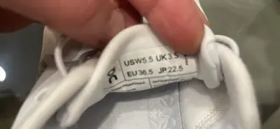 Zapatillas deportivas blancas modernas on cloud - miniatura 6