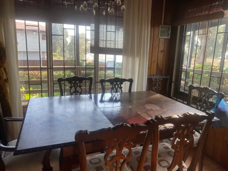 Mesa de comedor de madera clásica