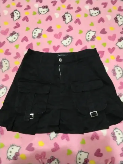 Falda negra con bolsillos cargo - miniatura 1