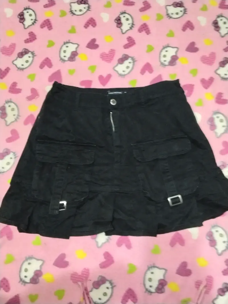 Falda negra con bolsillos cargo - 2