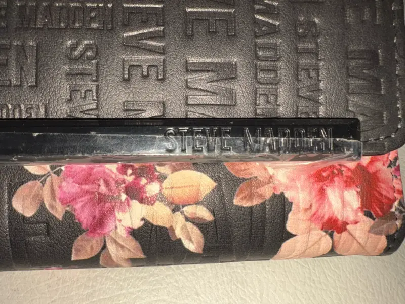 Billetera Steve Madden floral negra - 1