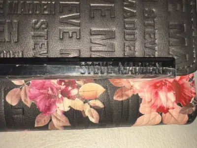 Billetera Steve Madden floral negra - miniatura 1