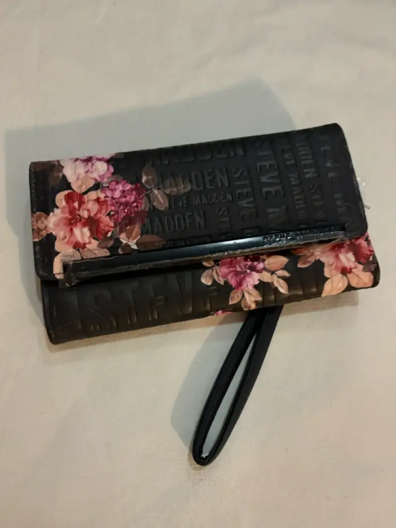 Billetera Steve Madden floral negra - 3