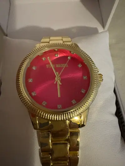 Reloj dorado Steve Madden con esfera roja - miniatura 1