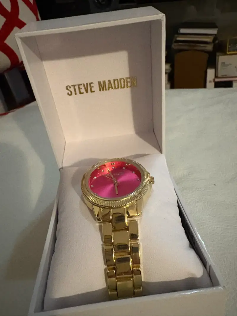 Reloj dorado Steve Madden con esfera roja - 2