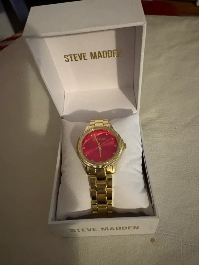 Reloj dorado Steve Madden con esfera roja - 3