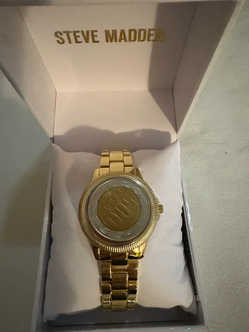 Reloj dorado Steve Madden con esfera roja - 4