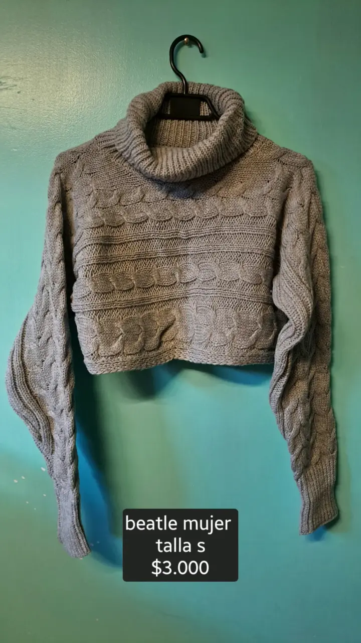 Suéter de lana gris con cuello alto para mujer