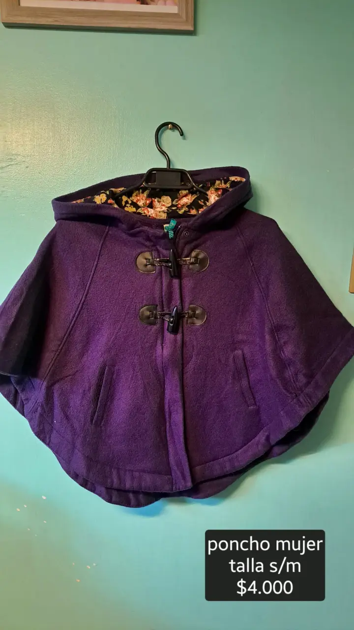 Poncho morado para mujer con capucha - 1