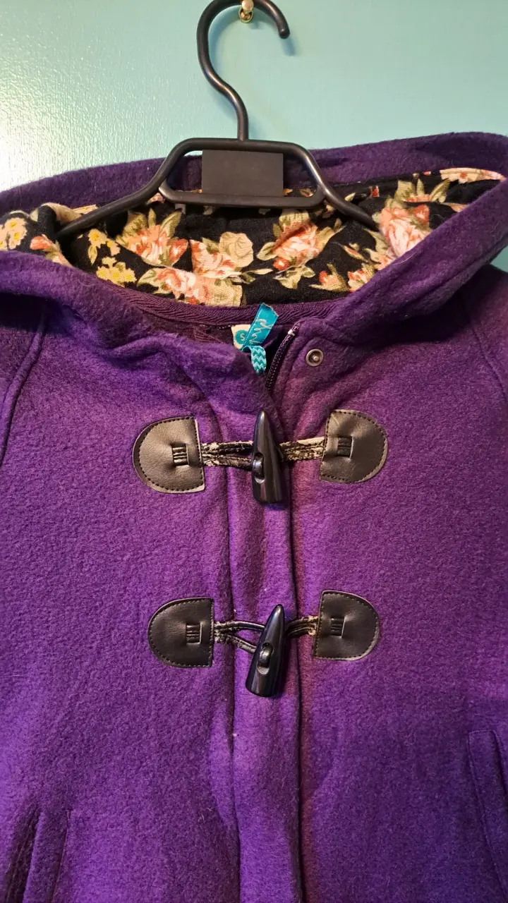 Poncho morado para mujer con capucha - 2
