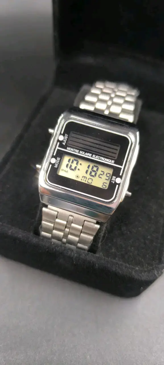 Reloj digital solar vintage metálico - 1