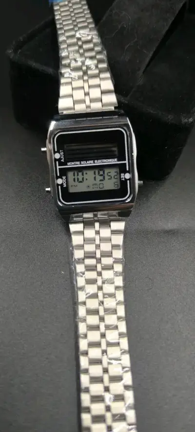 Reloj digital solar vintage metálico - miniatura 3
