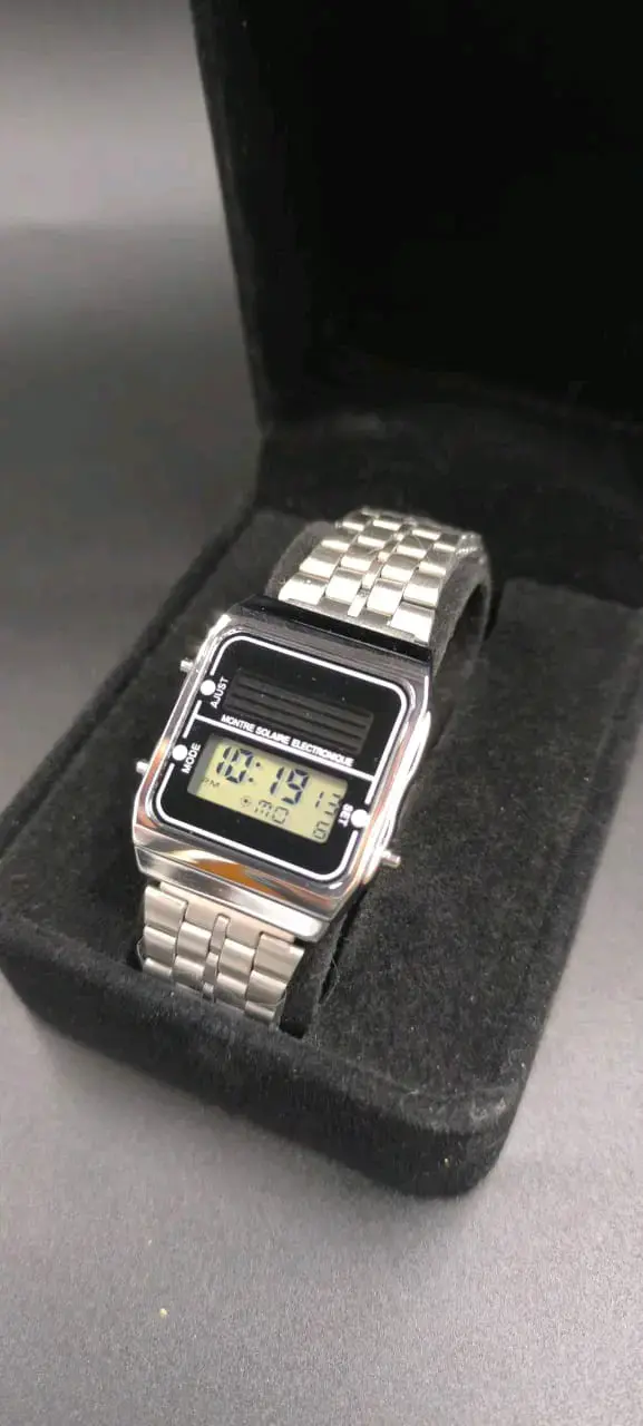 Reloj digital solar vintage metálico - 4