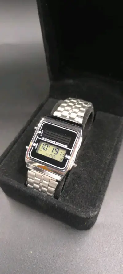 Reloj digital solar vintage metálico - miniatura 4