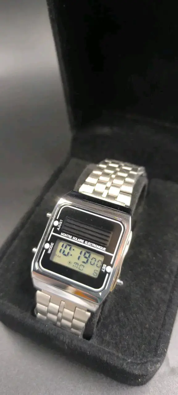 Reloj digital solar vintage metálico - 5