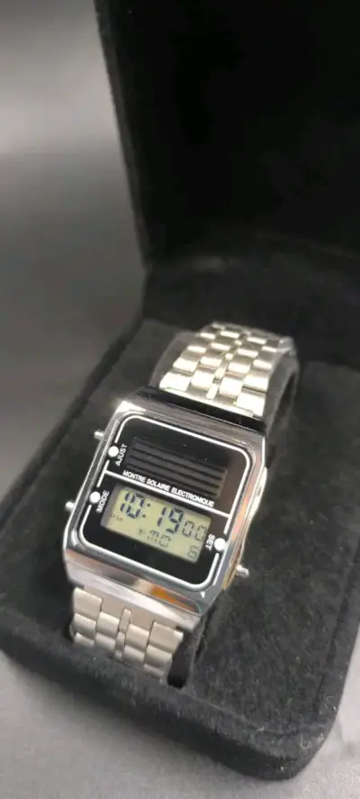 Reloj digital solar vintage metálico - miniatura 5