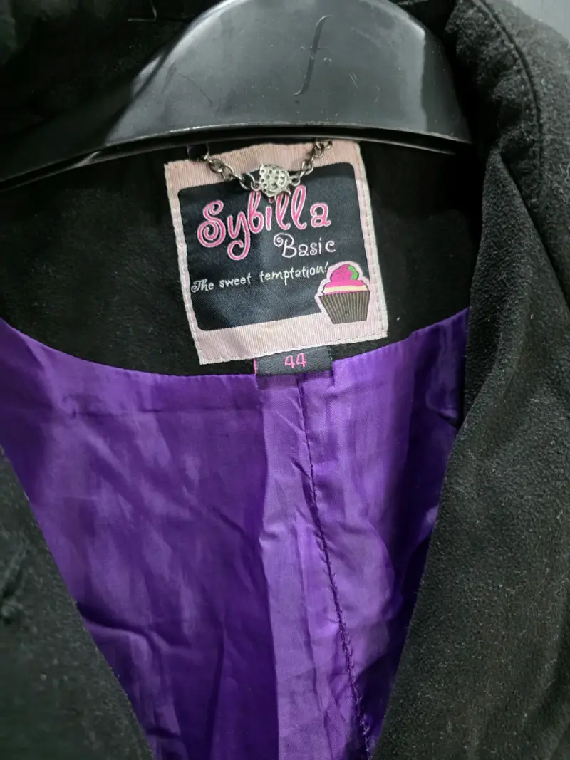 Abrigo negro Sybilla con forro morado - 4