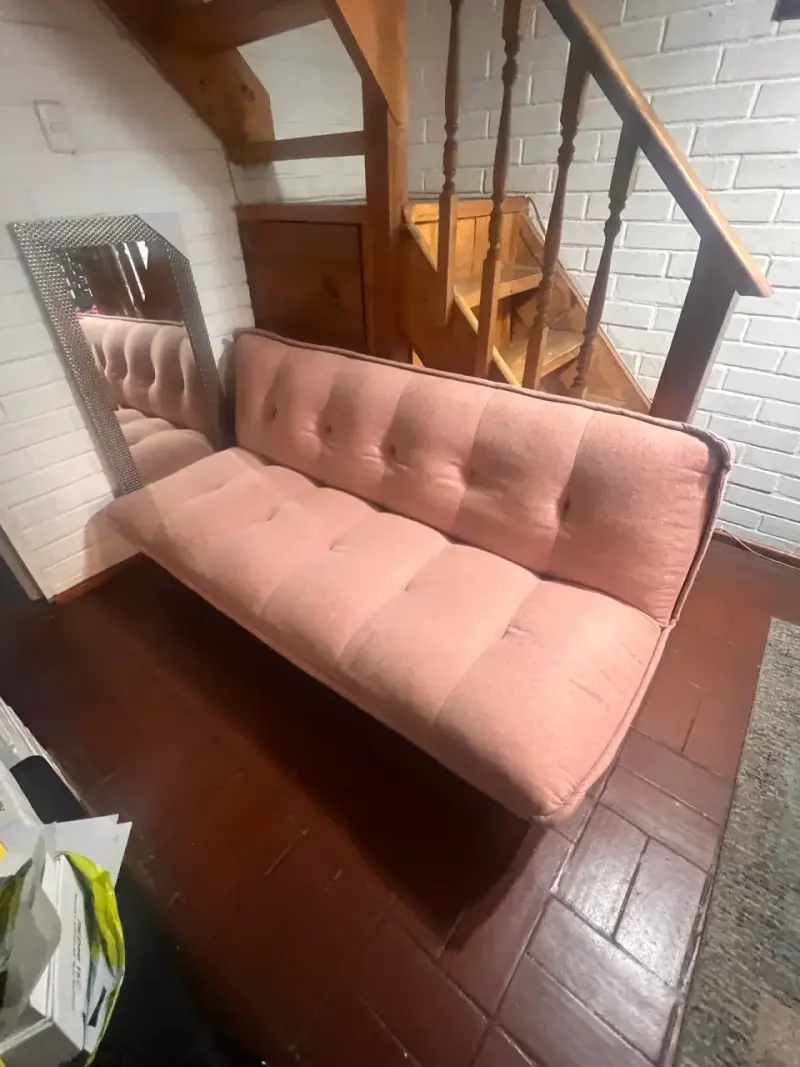 Sofá cama rosado moderno y cómodo - 1