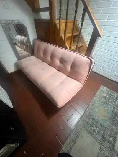 Sofá cama rosado moderno y cómodo - miniatura 3