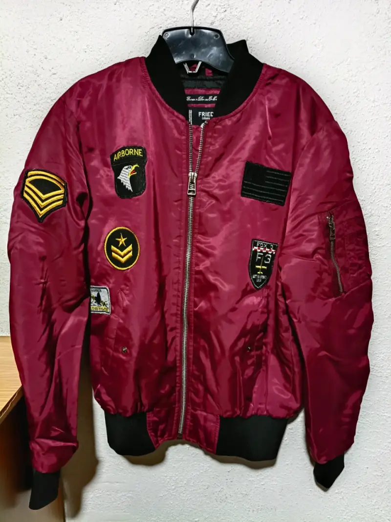 Chaqueta bomber bordó con parches militares