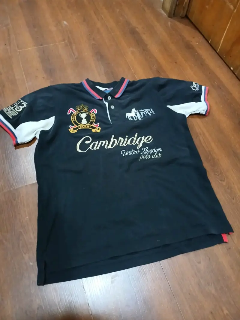 Polera polo Cambridge negra con bordados - 1
