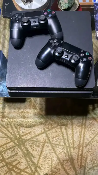 Consola PlayStation 4 con dos controles - miniatura 1