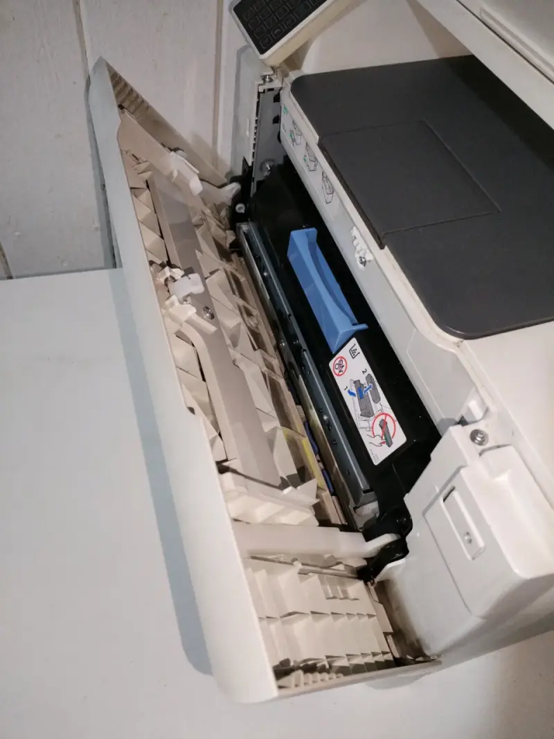 Impresora multifuncional HP LaserJet Pro - 3