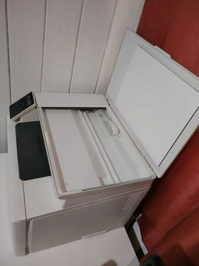 Impresora multifuncional HP LaserJet Pro - 4