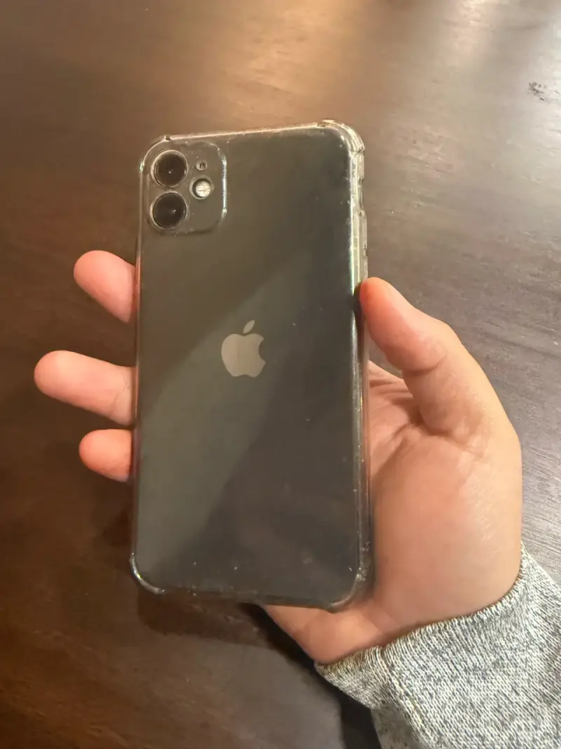 iPhone 11 con funda transparente - 1