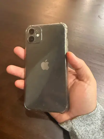 iPhone 11 con funda transparente - miniatura 1