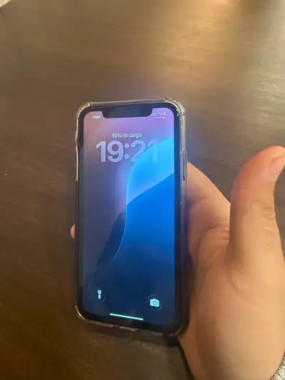 iPhone 11 con funda transparente - miniatura 2